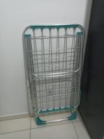 a wire shopping cart in a corner of a room at Condomínio Residencial Mar Azul in Imbituba