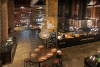 um restaurante com uma mesa com comida em Nickelodeon Hotels & Resorts Punta Cana - Gourmet All Inclusive by Karisma em Punta Cana