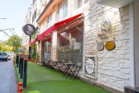 un edificio de piedra con mesas y sillas en una calle en Mevre Hotel, en Antalya