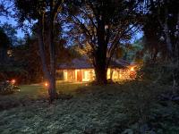 チェンライにあるパ　サック　トンの夜の家