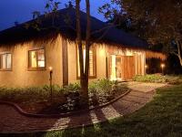 チェンライにあるパ　サック　トンの茅葺き屋根の家とそこへ続く小道