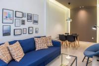 A seating area at Speranza by halu! Apartment next to Efkleidis metro station