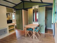 Kuchnia lub aneks kuchenny w obiekcie Camping Onlycamp Les Deux Rives