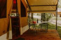 Patio lub wspólna przestrzeń na świeżym powietrzu w obiekcie Camping Onlycamp Les Deux Rives