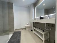 Koupelna v ubytování Riverside Benahavis Two Bedroom Holiday Apartment