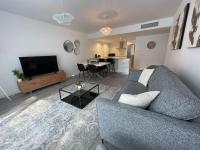 TV a/nebo společenská místnost v ubytování Riverside Benahavis Two Bedroom Holiday Apartment