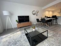 TV a/nebo společenská místnost v ubytování Riverside Benahavis Two Bedroom Holiday Apartment