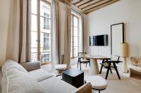 Telewizja i/lub zestaw kina domowego w obiekcie Pick A Flat's Apartments in Louvre - Rue Saint Honoré