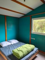 Łóżko lub łóżka w pokoju w obiekcie Camping Onlycamp Les Deux Rives