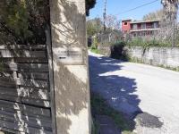 a wall with a sign on the side of a road at Casa Raymo in Kanálion