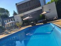 Bazén v ubytovaní Doris Hotel alebo v jeho blízkosti