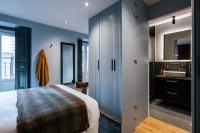 Postel nebo postele na pokoji v ubytování Stylish 4 suites +patio luxury apartment Gran Via