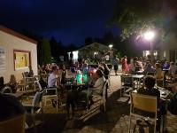 Um restaurante ou outro lugar para comer em Camping Bel Air Bordeaux