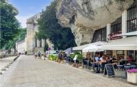 Restauracja lub miejsce do jedzenia w obiekcie Stunning Home In Biras With Kitchenette