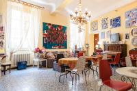 una sala de estar con una mesa y sillas en La Gemma Di Elena, en Lucca