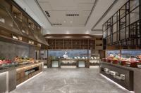 een restaurant met een buffet met eten dat wordt tentoongesteld bij Pullman Huai'an in Huai'an