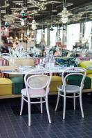 Un comedor con mesas y sillas en un restaurante. en Mama Shelter Rennes, en Rennes