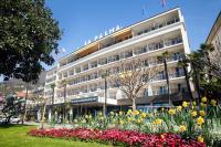 un gran edificio con flores delante en Hotel la Palma au Lac, en Locarno