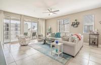ein Wohnzimmer mit einer Couch und einem Tisch in der Unterkunft Stunning Ocean Breeze Luxury Villas 4D-Across The Street From The Ocean! Sleeps 10 guests! in Myrtle Beach