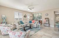 ein Wohnzimmer mit einer Couch und einem Tisch in der Unterkunft Stunning Ocean Breeze Luxury Villas 4D-Across The Street From The Ocean! Sleeps 10 guests! in Myrtle Beach