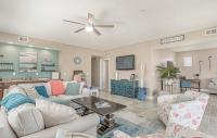 ein Wohnzimmer mit weißen Möbeln und einem Deckenventilator in der Unterkunft Stunning Ocean Breeze Luxury Villas 4D-Across The Street From The Ocean! Sleeps 10 guests! in Myrtle Beach
