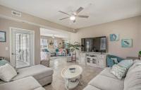 ein Wohnzimmer mit einer Couch und einem Tisch in der Unterkunft Stunning Ocean Breeze Luxury Villas 4D-Across The Street From The Ocean! Sleeps 10 guests! in Myrtle Beach