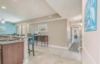 eine Küche und ein Esszimmer mit Tisch und Stühlen in der Unterkunft Stunning Ocean Breeze Luxury Villas 4D-Across The Street From The Ocean! Sleeps 10 guests! in Myrtle Beach
