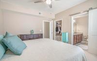 Ein Bett oder Betten in einem Zimmer der Unterkunft Stunning Ocean Breeze Luxury Villas 4D-Across The Street From The Ocean! Sleeps 10 guests!
