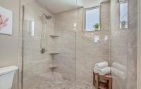 Ein Badezimmer in der Unterkunft Stunning Ocean Breeze Luxury Villas 4D-Across The Street From The Ocean! Sleeps 10 guests!