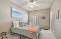 Ein Bett oder Betten in einem Zimmer der Unterkunft Stunning Ocean Breeze Luxury Villas 4D-Across The Street From The Ocean! Sleeps 10 guests!