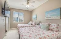 Ein Bett oder Betten in einem Zimmer der Unterkunft Stunning Ocean Breeze Luxury Villas 4D-Across The Street From The Ocean! Sleeps 10 guests!