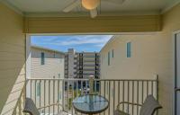 Ein Balkon oder eine Terrasse in der Unterkunft Stunning Ocean Breeze Luxury Villas 4D-Across The Street From The Ocean! Sleeps 10 guests!