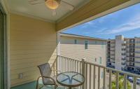 Ein Balkon oder eine Terrasse in der Unterkunft Stunning Ocean Breeze Luxury Villas 4D-Across The Street From The Ocean! Sleeps 10 guests!