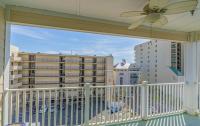 Ein Balkon oder eine Terrasse in der Unterkunft Stunning Ocean Breeze Luxury Villas 4D-Across The Street From The Ocean! Sleeps 10 guests!