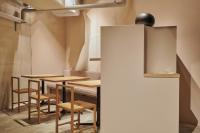 uma sala de jantar com mesas e cadeiras de madeira em Korinkyo em Kanazawa