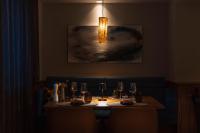 una mesa de comedor con una lámpara de araña colgando sobre ella en The Secret Sölden, en Sölden