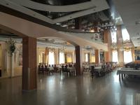 een feestzaal met tafels en stoelen in een gebouw bij Готель МАГНАТ in Sutysky
