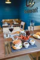 布隆Campanile NATURE - Lyon Est Bron Eurexpo的一张桌子,上面放着汉堡包和一盘食物