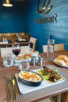 布隆Campanile NATURE - Lyon Est Bron Eurexpo的一张桌子,上面放着一盘食物和酒杯