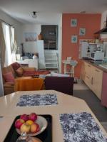 una cocina con una mesa con un bol de fruta. en atypique cote gare port centre, en Morlaix