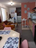 Habitación con cocina y sala de estar. en atypique cote gare port centre, en Morlaix