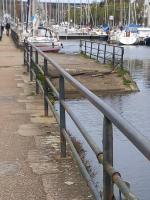 una cerca junto a un puerto deportivo con barcos en el agua en atypique cote gare port centre, en Morlaix