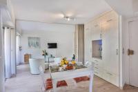 Telewizja i/lub zestaw kina domowego w obiekcie Forville - AzuRenting Conciergerie -centre ville