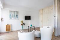Telewizja i/lub zestaw kina domowego w obiekcie Forville - AzuRenting Conciergerie -centre ville