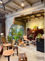 バンコクにあるGalileOasis Boutique Hotelのたくさんの家具や植物が飾られた部屋