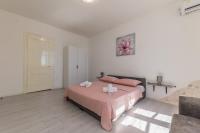 Posteľ alebo postele v izbe v ubytovaní A1 - spacious apt on the seafront with terrace