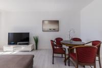 Televízia a/alebo spoločenská miestnosť v ubytovaní A1 - spacious apt on the seafront with terrace