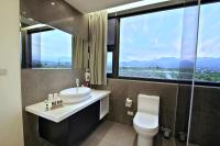 a bathroom with a sink and a toilet and a window at Han-Shian Boutique B&amp;B in Dongshan