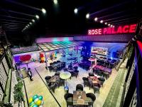 uma vista aérea de um restaurante com mesas e cadeiras em Rose Palace Hotel, Gulberg em Lahore