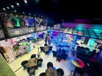 uma vista superior de um restaurante à noite com luzes em Rose Palace Hotel, Gulberg em Lahore